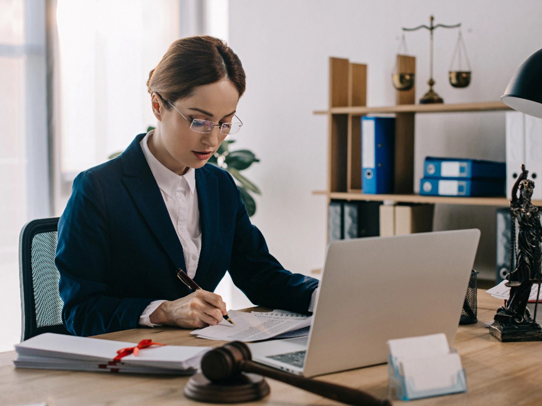 JAVIER RIAÑO & ABOGADOS ASOCIADOS