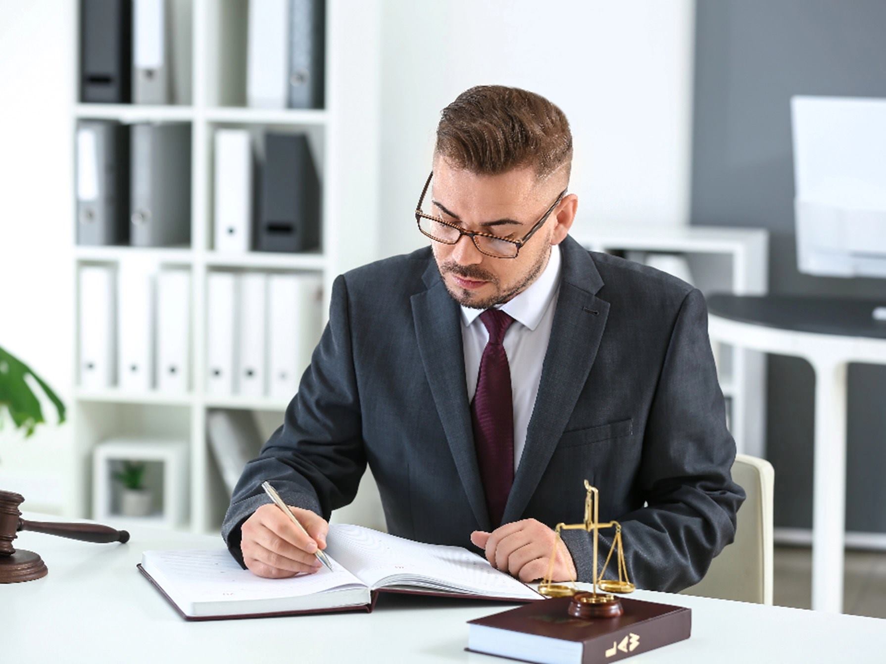 JAVIER RIAÑO & ABOGADOS ASOCIADOS